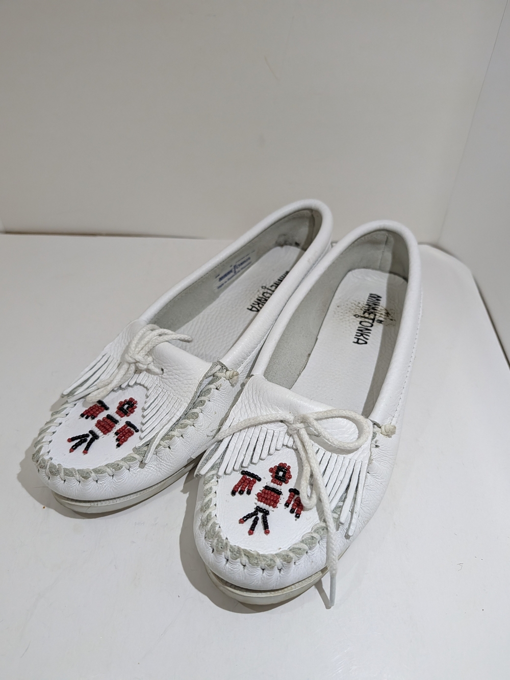 Minnetonka White Leather Beaded Thunderbird Moccasins Loafers Women's size 8
